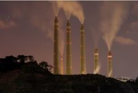 Asap dan uap uap dari PLTU Batubara milik Indonesia Power, di sebelah Proyek PLTU Batubara di Suralaya, Banten (foto: ilustrasi). Pemerintah Indonesia telah berkomitmen akan menetapkan target bebas emisi karbon selambat-lambatnya pada tahun 2050.