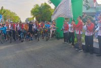 Sekda Barsel Edy Purwanto (tengah) didampingi Kapolres Barsel AKBP Yusfandi Usman bersama Dandim 1012/BTK saat melepas peserta Bhayangkara Funbike 2023, yang berlangsung di depan Taman Iring Witu, Minggu (11/6/2023). 
Foto. Alifansyah/1tulah.com
