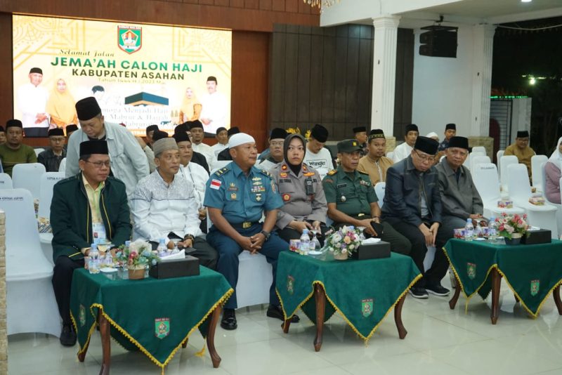 Bupati Asahan H. Surya BSc bersama Forkopimda melepas 34 Jemaah Calon  Haji (JCH) tahap III di Pendopo Rumah Dinas Bupati, Kamis (15/06/2023).Foto.Irwan/1tulah.com

