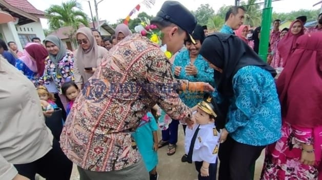 
Kedatangan Pj. Bupati Barsel, Deddy Winarwan disambut masyarakat saat berkujung ke Kecamatan Dusun Utara (Dusut), Kamis (1/6/2023) lalu. 
Foto. Alifansyah/1tulah.com
