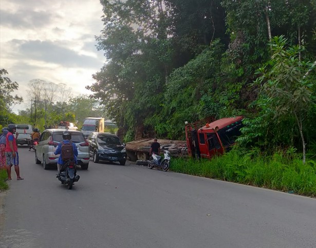 Mobil Mitsubshi Self Loader usai seruduk dua sepeda motor akibat rem blong, saat melintas  turunan di jalna Koyem, Sabtu (17/6/2023).Foto.tangkapan layar whatapps.