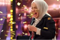 Momen ketika Putri Ariani menerima Golden Buzzer dari Simon Cowell yang membuka jalan dia langsung ke final AGT 2023, dalam tangkapan layar.