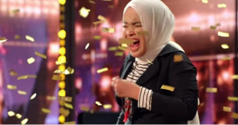 Momen ketika Putri Ariani menerima Golden Buzzer dari Simon Cowell yang membuka jalan dia langsung ke final AGT 2023, dalam tangkapan layar.