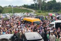 Ribuan warga tumpah ruah di halaman Masjid HM Sidik, Komplek Islamic Center, saat melepas keberangkatan CJH Barito Utara, Senin (5/6/2023).Foto.Deni/1tulah.com