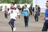 Bupati Barito Utara H. Nadalsyah didampingi Wakil Bupati Sugianto Panala Putra melaksanakan senam rutin setiap Jumat pagi. Foto:Delia/1tulah.com