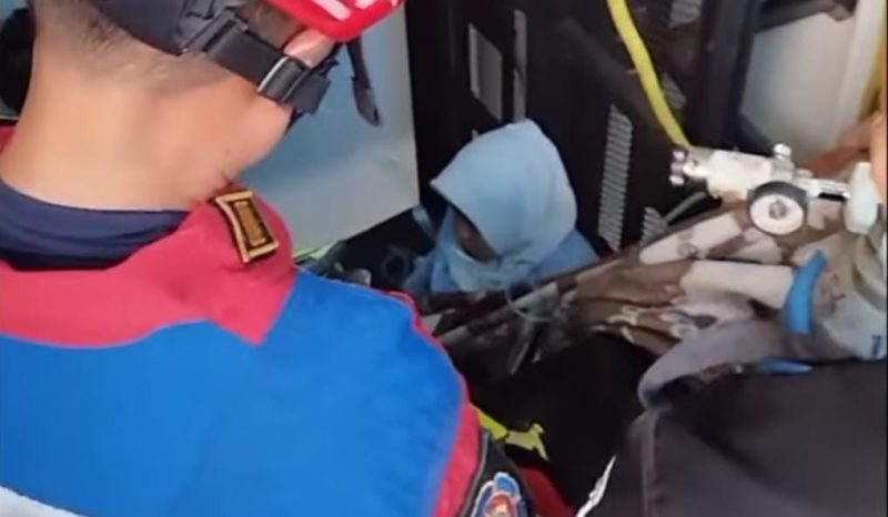 Petugas Damkar saat menyelamatkan seorang remaja terjepit di lift barang. Sumber foto :  suara.com