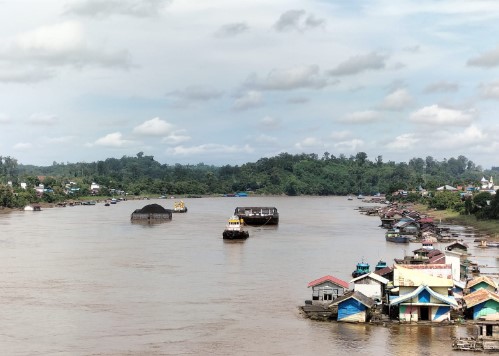 Foto ilustrasi : DIshub barut sudah berhasil menambah PAD selama 5 bulan sebesar Rp3 miliar dari jasa kepelabuhan. Tampak gambar toangkang batubara ketika melintasi Sungai barito di Kota Muara teweh.Foto.deni/1tulah.com