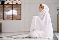 Ilustrasi Muslimah Sholat - Kapan Waktu Sholat Dzuhur Wanita di Hari Jumat. Sumber foto : suara.com