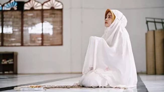 Ilustrasi Muslimah Sholat - Kapan Waktu Sholat Dzuhur Wanita di Hari Jumat. Sumber foto : suara.com