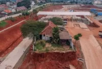 Satu-satunya rumah yang berdiri kokoh di tengah proyek tol Cinere-Jagorawi (Cijago) seksi 3B di kawasan Limo, Depok, Jawa Barat. Sumber foto : suara.com