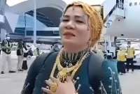 Hajjah Suarnati jemaah haji asal Makassar membeli emas di Arab Saudi. Sumber foto : suara.com