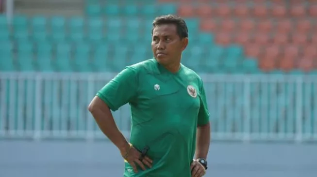 Bima Sakti saat melatih Timnas Indonesia U-17. Sumber foto : suara.com