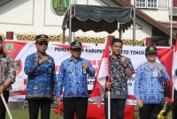 
Wakil Bupati Bartim Habib Said Abdul Saleh, Sekda Bartim Panahan Moetar, Kepala Kesbangpol Bartim dan perwakilan masyarakat penerima bendera merah putih saat foto bersama. Foto: 1tulah.com/zakirin
