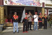 Bupati Bartim Ampera AY Mebas (Memegang Bendera) saat Pelepasan Kontingen Bartim untuk mengikuti Porprov Kalteng Tahun 2023 di Kota Sampit. Foto: 1tulah.com/zakirin