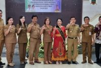 Bupati Bartim Ampera AY Mebas berfoto bersama bersama usai pengukuhan Bunda Literasi. Foto: 1tulah.com/zakirin

