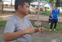 Bupati Barito Timur Ampera AY Mebas saat diwawancari awak media. Foto:Zekirin/1tulah.com
