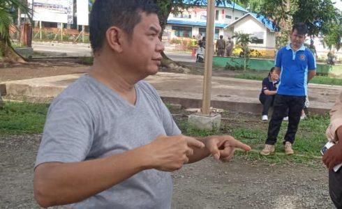 Bupati Barito Timur Ampera AY Mebas saat diwawancari awak media. Foto:Zekirin/1tulah.com