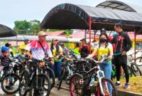 Bupati Bartim Ampera AY Mebas saat pelepasan Gowes Bersama. Foto 1tulah.com/zakirin