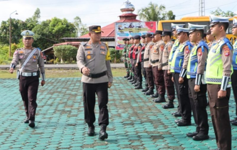 Kapolres Mura AKBP Irwansah mencek kesiapan personel dalam apel gelar pasukan Operasi Patuh Telabang 2023, Senin (10/07/2023). (Foto :1tulah.com)