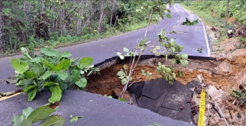 Jalan Nasional Puruk Cahu - Muara Teweh KM 65 yang mengalami longsor dan nyaris putu, Selasa (11/07/2023). (Foto : ist)