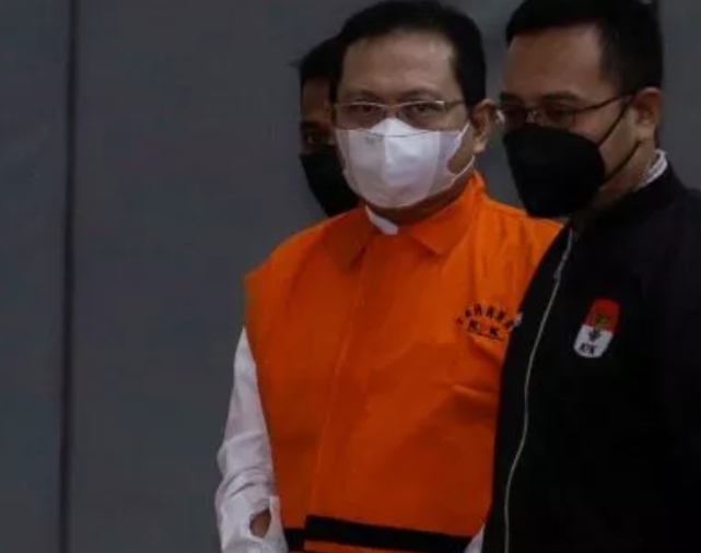 Tersangka sekretaris Mahkamah Agung (MA) Hasbi Hasan mengenakan pakaian tahanan saat dihadirkan dalam konferensi pers pengumuman penahanan tersangka di Gedung Merah Putih KPK, Jakarta, Rabu (12/7/2023). [Suara.com/Alfian Winanto]