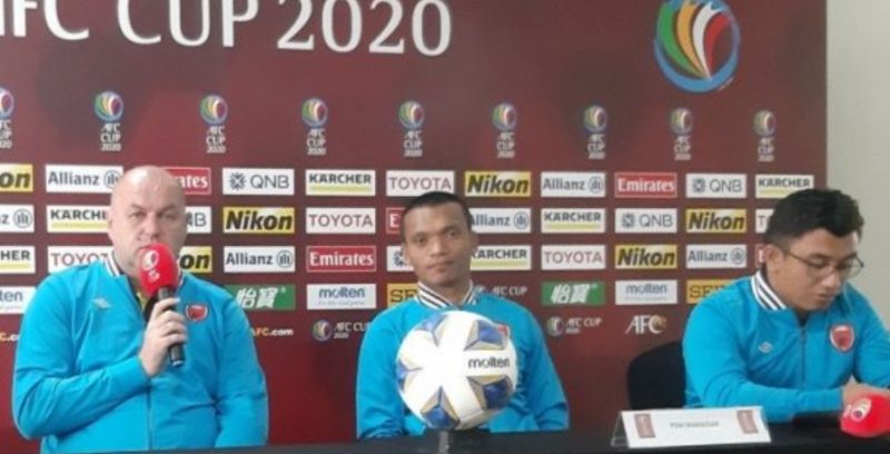 Pelatih PSM Makassar Bojan Hodak (kiri) didampingi penyerang Ferdinand Sinaga (tengah) memberikan keterangan mengenai persiapan timnya untuk menghadapi Shan United dalam lanjutan Grup H Piala AFC 2020 di Jakarta, Selasa (25/2/2020). Pertandingan itu berlangsung di Stadion Madya Gelora Bung Karno, Jakarta, Rabu (26/2). (Michael Siahaan)