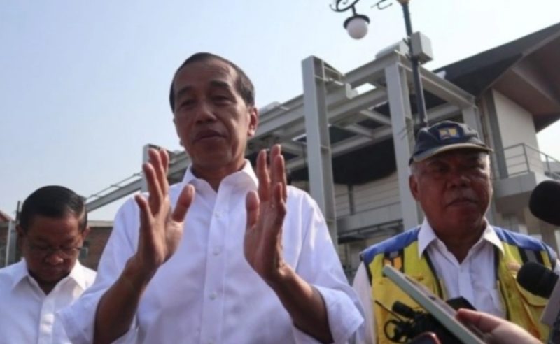 Presiden Joko Widodo memberikan keterangan kepada wartawan usai meresmikan sodetan Ciliwung, di Jakarta, Senin (31/7/2023). ANTARA/Desca Lidya Natalia
