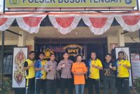 Pelaku penjambretan di Pasar Ampah (berbaju tahanan warna Oranye) saat diamankan petugas. Foto: 1tulah.com/zakirin