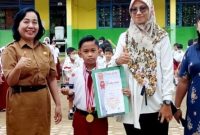 Evan Dhytra, murid Sekolah Dasar Negeri (SDN) 4 Tamiang berhasil meraih Winner I Province Level Of Nusa Kalimantan Tengah pada kegiatan National English and Science Olympic (NESO) Tahun 2023 bidang bahasa Inggris. Foto:Zakirin/1tulah.com