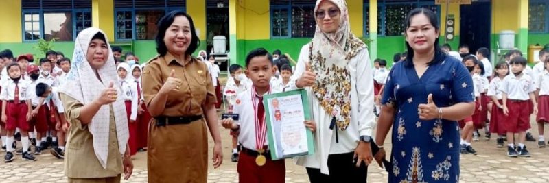 Evan Dhytra, murid Sekolah Dasar Negeri (SDN) 4 Tamiang berhasil meraih Winner I Province Level Of Nusa Kalimantan Tengah pada kegiatan National English and Science Olympic (NESO) Tahun 2023 bidang bahasa Inggris. Foto:Zakirin/1tulah.com