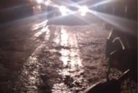 Konvoi truk angkutan Batubara di wilayah Bartim saat di kejar masyarakat setempat, Selasa (18/7/2023) malam. Foto : 1tulah.com/zakirin

