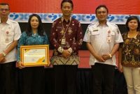 Perwakilan TP- PKK Bartim saat menerima penghargaan dari BKKBN Pusat di Palangka Raya. Foto: 1tulah.com/zakirin