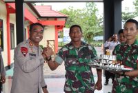 Polres Bartim mendapatkan sebuah kejutan istimewa berupa kue ulang tahun dari Koramil Tamiang Layang saat perayaan HUT ke-77 Bhayangkara di Mapolres Bartim. Foto:Zak/1tulah.com