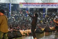Penampilan Setia Band  menghipnotis ribuan warga di malam puncak HUT ke-73 Barut di Arena Tiara Batara, Senin (17/7/2023) malam. Foto:Delia/1tulah.com