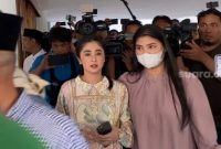 Dewi Perssik saat mediasi soal sapi kurban dengan Pak RT. [Suara.com/ Adiyoga Priyambodo]