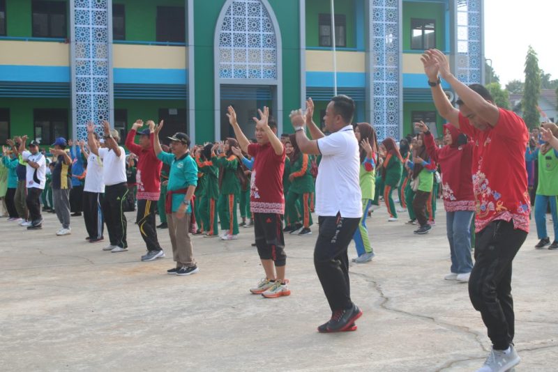 
Senam bersama yang diikuti juga oleh Bupati, Wakil Bupati, Ketua DPRD dan jajaran Kepala OPD se-Kabupaten Barito Timur. Foto Zakirin/1tulah.com
