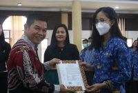 
Prosesi penyerahan SK pengangkatan CPNS menjadi PNS ini dilaksanakan di Gedung Pertemuan Umum (GPU) Mantawara Tamiang Layang, Jumat (10/02/2023). Foto:Zekirin/1tulah.com
