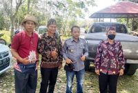 
Wakil Bupati Bartim (memegang topi) saat ke tempat wisata Danau Dayu.
Foto 1tulah.com/zakirin
