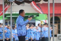 
Wakil Bupati Bartim Habib Said Abdul Saleh saat mempimpin apel Kesadaran Nasional di halaman Kantor Bupati Bartim, Jumat (17/3/2023). Foto : 1tulah.com/zakirin

