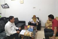 Kepala BKSDM Barito Utara, Sri Hartati didampingi Sekretaris Ira Ahkmadi, saat memberikan penjelasan kepada wartawan terkait penerapan aplikasi Sidian dan Siska, Rabu(05/07/2023).Foto.Delia/1tulah.com