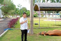 Bupati Bartim Ampera AY Mebas saat menyampaikan sambutan usai membagikan hewan kurban dari Pemkab Bartim dalam rangka Hari raya Idul Adha1444H tahun 2023.
 Foto : 1tulah.com /zakirin
