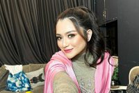 Sosok ini ungkap sesuatu dibalik Nathalie Holscher yang putuskan lepas hijab. (Foto: instagram @nathalieholscher)