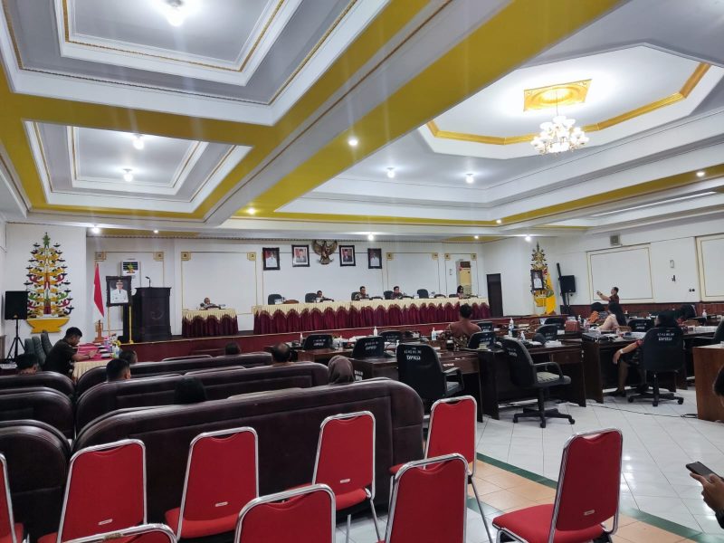 Rapat paripurna masa akhir jabatan Bupati dan Wakil Bupati Bartim periode 2018-2023 di ruang rapat DPRD Bartim. Foto: 1tulah.com/zakirin

