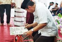 
Bupati Bartim Ampera AY Mebas menandatangani prasasti peresmian Mesjid Al Musyhadah Desa Lampeong. Foto : 1tulah.com/zakirin
