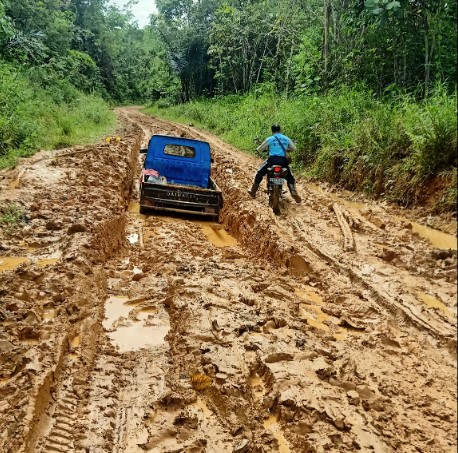 Salah satu titik parah jalan Liju-Benangin yang rusak parah. PUPR setemapt melakukan penangan darurat menunggu proses lelang selesai, Sabtu (22/7/2023).Foto.tangkapan layar facebook