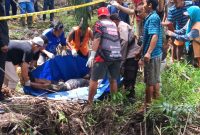 Tim relawan bersama warga setempat saat mengevakuasi mayat Mendi (48) karyawan di PT. BKI, Selasa (4/7/2023). Foto. Alifansyah/1tulah.com