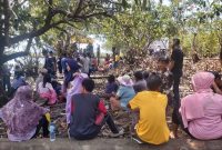 Pengunjung memadati wisata Danau Dayu di Bartim saat libur Tahun Baru 1 Januari 2023. Foto 1tulah.com/zakirin

