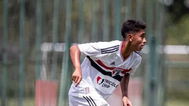Pesepak bola keturunan Indonesia, Welberlieskott de Halim Jardim tengah menimba ilmu di akademi sepak bola Brasil, Sao Paolo. Sumber foto : suara.com