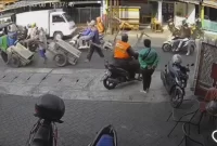 Pelajar SMK berinisial MA (16) menderita luka bakar di wajah dan tangan usai disiram air keras oleh pelajar lain di Jalan Pisangan Lama III, Pulogadung, Jakarta Timur, pada Rabu (9/8/2023) sore. Sumber foto : suara.com