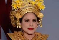 Iriana Jokowi tampak cantik mengenakan pakaian adat Bali di acara perayaan HUT RI ke-78 di Istana Negara, Kamis (17/8/2023). Sumber foto : suara.com